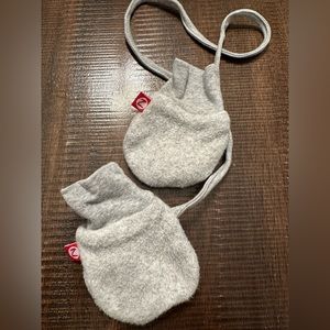 🍄 Zutano Grey fleece mittens, 0-6m